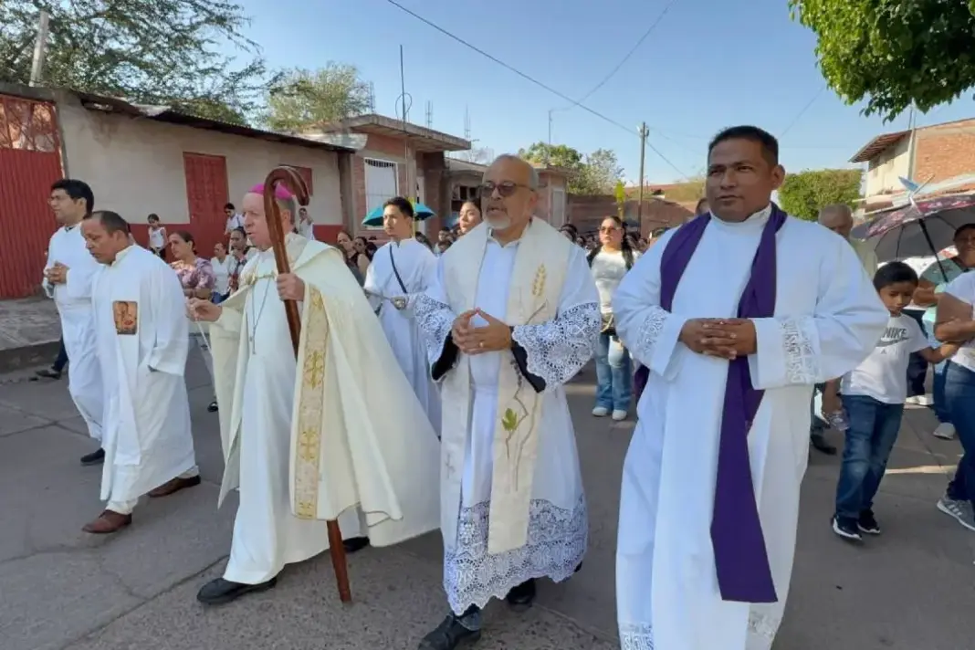 Procesión por la paz en Aguililla: comunidad católica marcha contra la violencia en Michoacán Procesión por la paz en Aguililla: comunidad católica marcha contra la violencia en Michoacán