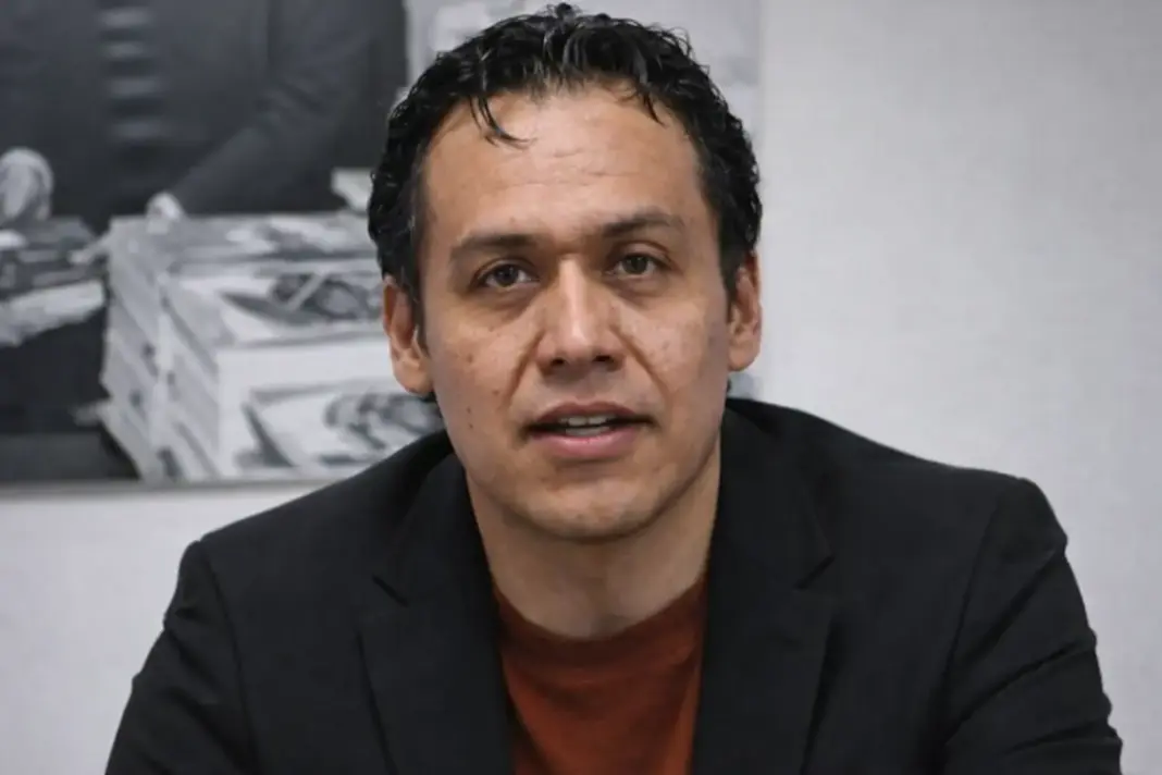 Marx Arriaga se atrinchera en su oficina y mantiene transmisión ininterrumpida en internet Marx Arriaga se atrinchera en su oficina y mantiene transmisión ininterrumpida en internet