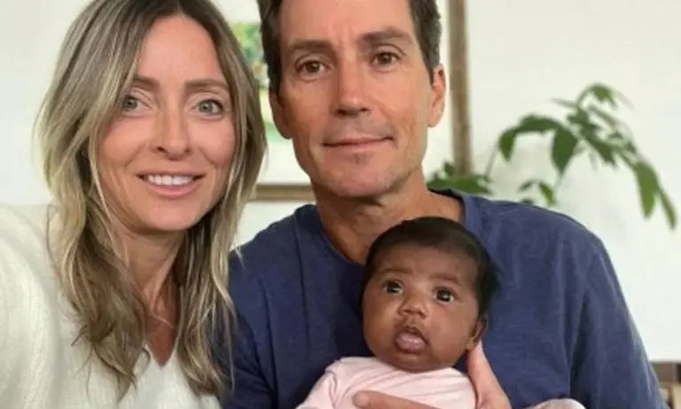 Pareja demanda a clínica de fertilidad su bebé nació con un color de piel diferente Pareja demanda a clínica de fertilidad su bebé nació con un color de piel diferente