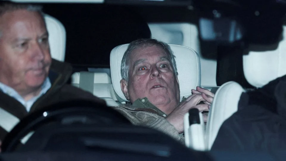 Tras casi 10 horas detenido, el príncipe Andrés sale de comisaría en Norfolk Tras casi 10 horas detenido, el príncipe Andrés sale de comisaría en Norfolk