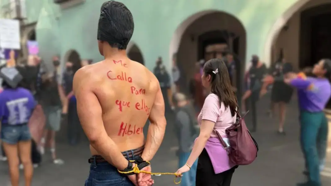 Hombre es expulsado de marcha del 8M en Tlaxcala tras ser exhibido como deudor alimentario Hombre es expulsado de marcha del 8M en Tlaxcala tras ser exhibido como deudor alimentario