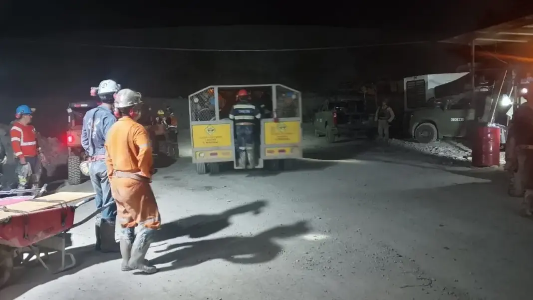 Rescatan con vida a minero tras más de 100 horas atrapado en Sinaloa Rescatan con vida a minero tras más de 100 horas atrapado en Sinaloa