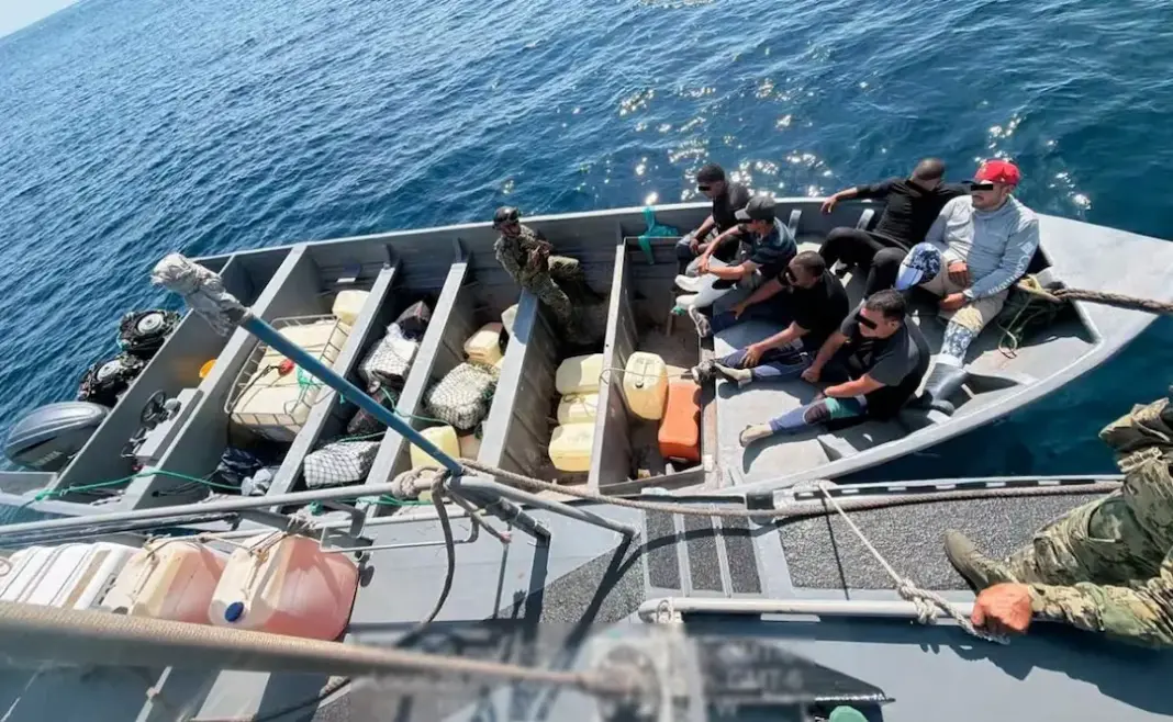 Aseguran 650 kilos de cocaína frente a Michoacán; hay seis detenidos Aseguran 650 kilos de cocaína frente a Michoacán; hay seis detenidos