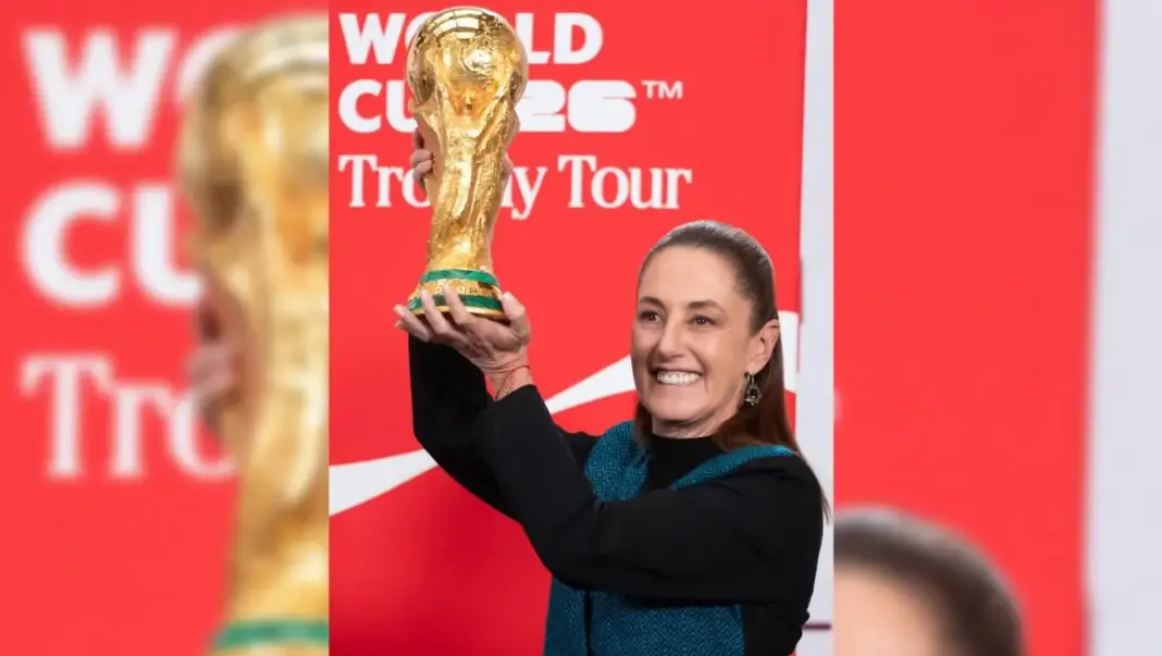 A 100 días del Mundial 2026, Sheinbaum alza la Copa del Mundo en Palacio Nacional A 100 días del Mundial 2026, Sheinbaum alza la Copa del Mundo en Palacio Nacional