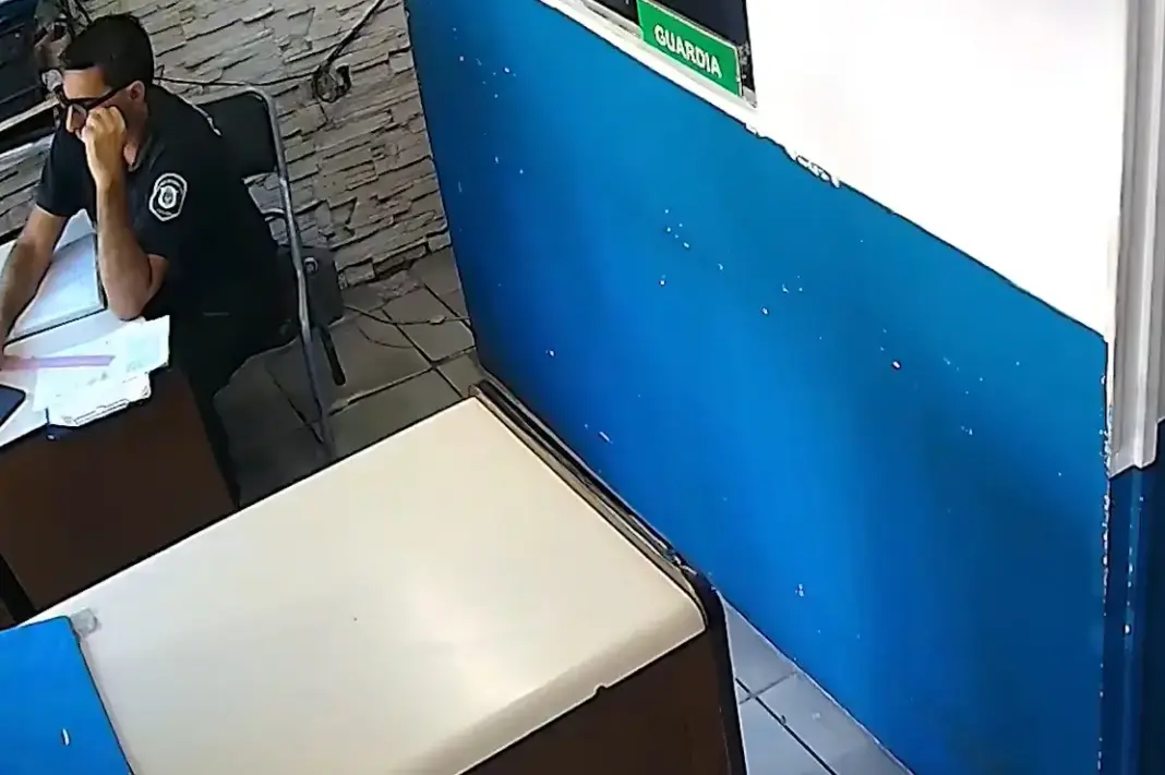 VIDEO: Policía golpea a mujer dentro de comisaría VIDEO: Policía golpea a mujer dentro de comisaría