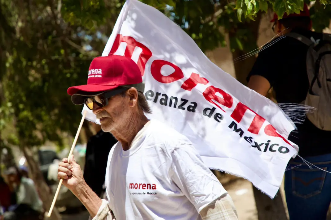 Morena supera por casi 30 puntos a la oposición en Michoacán Militante de Morena.