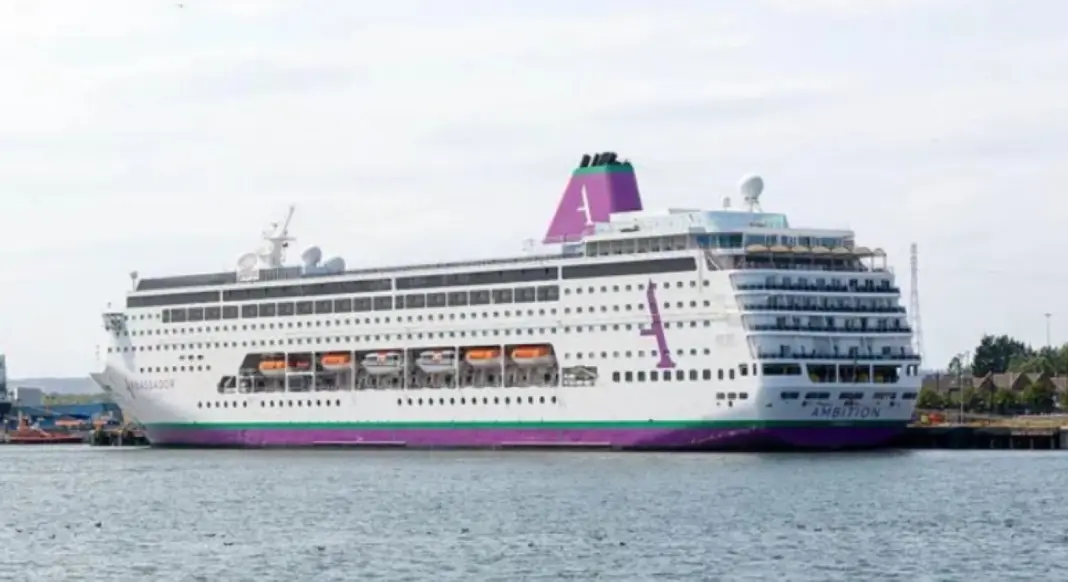 Prohíben desembarco de crucero en Francia tras brote de enfermedad y muerte de pasajero Prohíben desembarco de crucero en Francia tras brote de enfermedad y muerte de pasajero