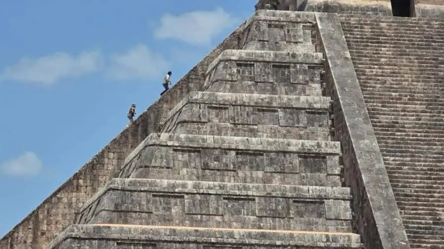 Turistas escalan pirámide de Chichén Itzá y terminan detenidos; todo quedó en VIDEO Turistas escalan pirámide de Chichén Itzá y terminan detenidos; todo quedó en VIDEO