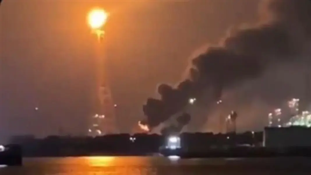 VIDEO | Otro incendio en Dos Bocas enciende alarmas: vecinos despiertan entre humo y sirenas Refinería Dos Bocas