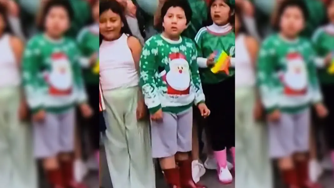 Niño se vuelve viral por usar un suéter navideño durante la inauguración del Mundial 2026 Niño se vuelve viral por usar un suéter navideño durante la inauguración del Mundial 2026